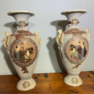Antiguos jarrones de cerámica japonesa Satsuma de principios del siglo XX pintados. Altura 78, Ancho 44
